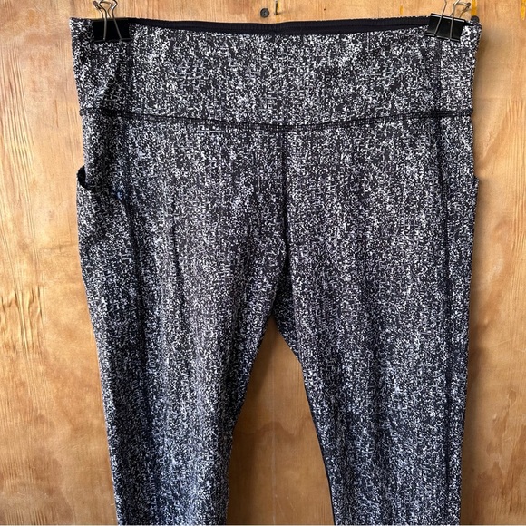Lululemon Pace Rival Crop Power Luxtreme Spray Black and White Print Legging - Picture 5 of 13